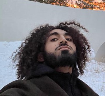 Una persona que solía estar en un hogar de acogida tomar una selfie afuera.